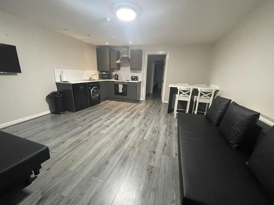 Hosted By Ryan - 2 Bedroom Apartment Liverpool Exterior photo